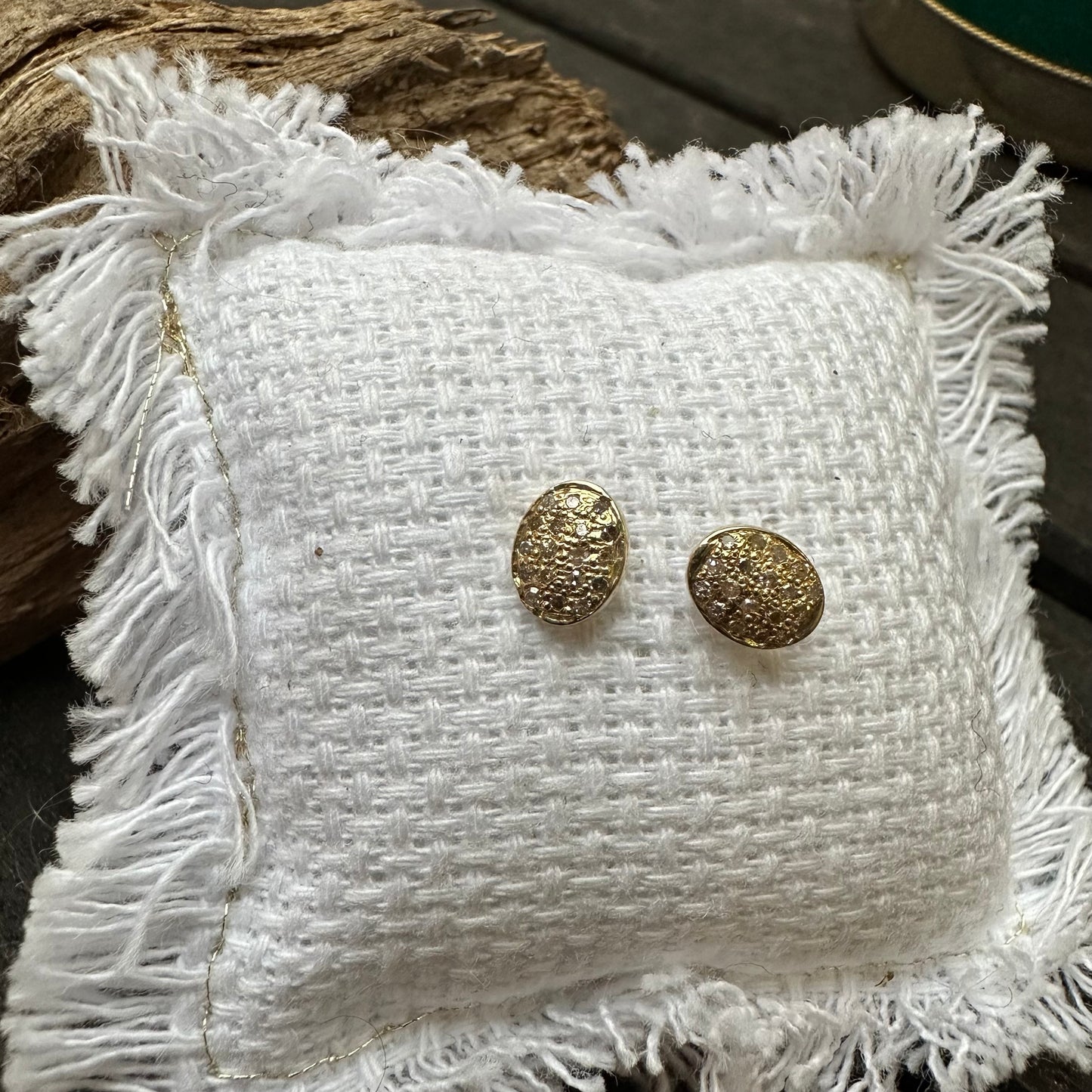 Diamond pillow earstud